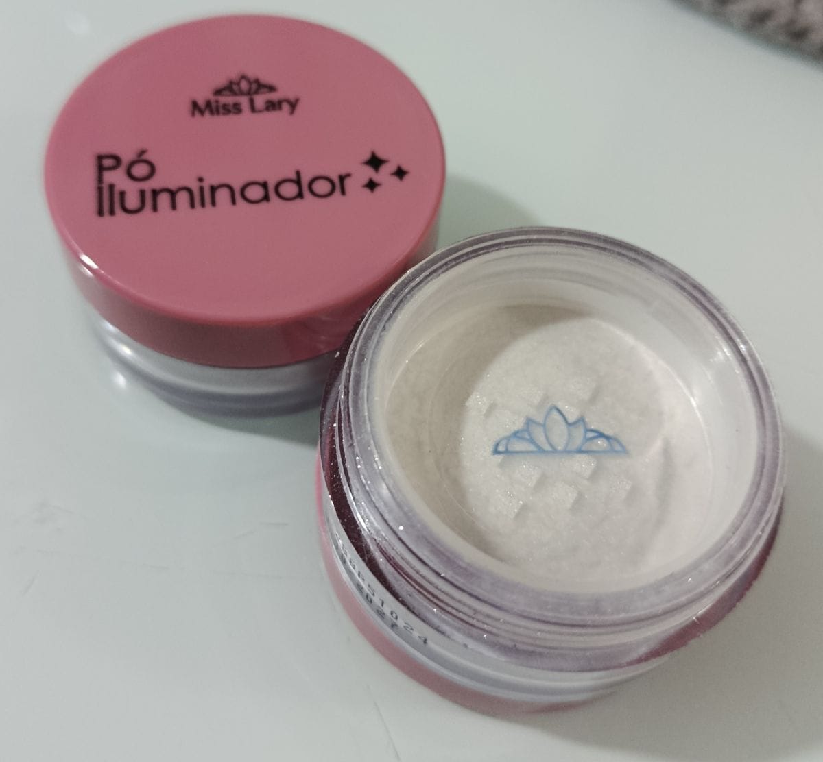 Pó iluminador brilho de diamante.