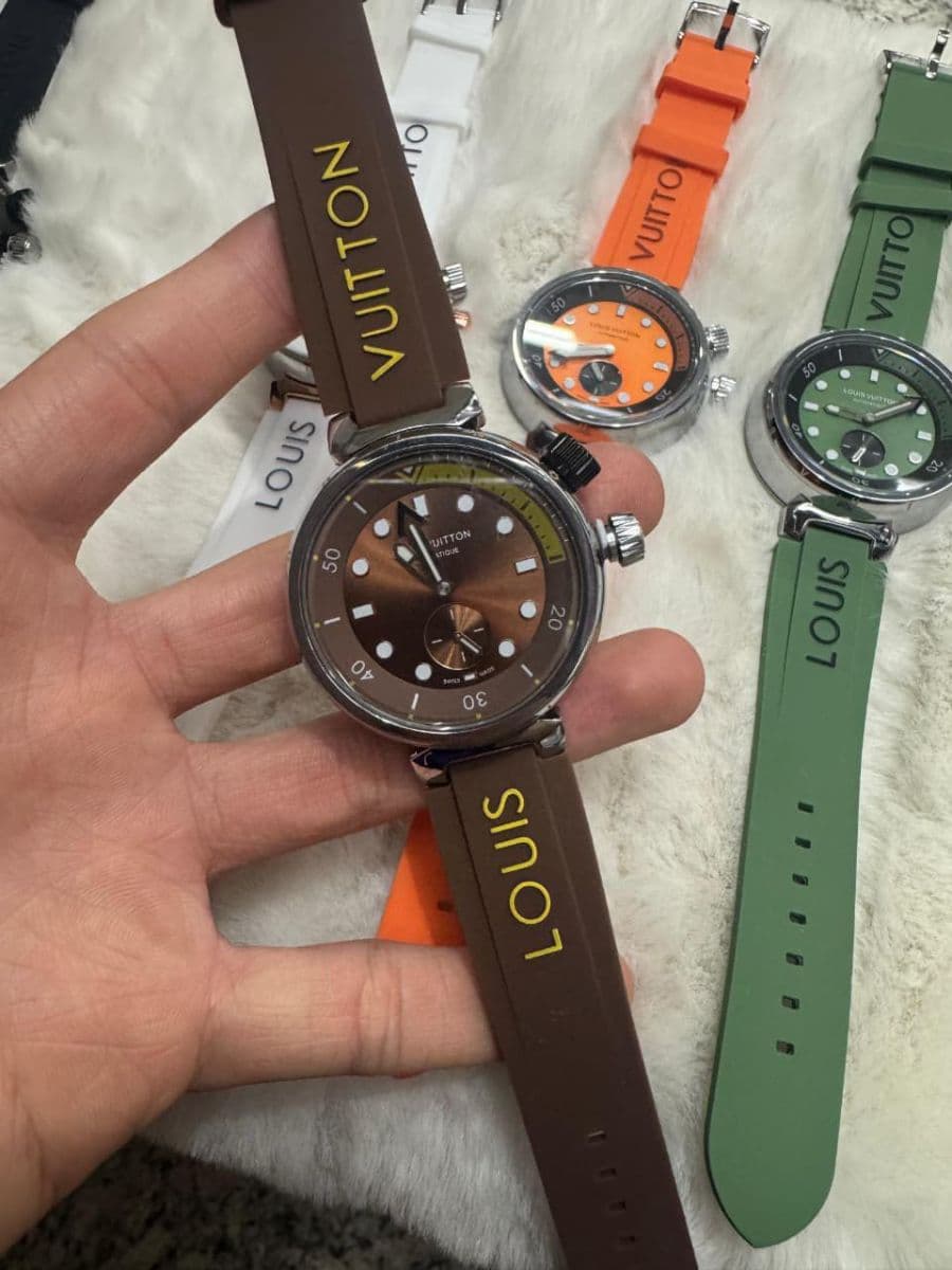 🔥 *CHEGOU NOVIDADE* 🔥 *MODELO LOUIS VUITTON* ⌚ *EM AÇO INOXIDÁVEL*✔️ *CAIXA BAIXA* ✔️ *RESISTENTE A RESPINGOS DAGUA* ✔️ *PULSEIRA EM BORRACHA*✔️ *PULSEIRA CRAVADA*✔️ *FECHO CRAVADO* ✔️ *A BATERIA* ✔️
