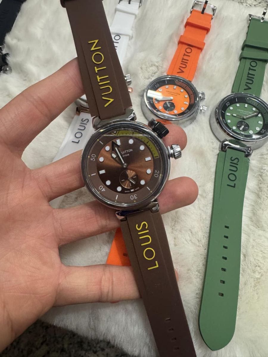 🔥 *CHEGOU NOVIDADE* 🔥 *MODELO LOUIS VUITTON* ⌚ *EM AÇO INOXIDÁVEL*✔️ *CAIXA BAIXA* ✔️ *RESISTENTE A RESPINGOS DAGUA* ✔️ *PULSEIRA EM BORRACHA*✔️ *PULSEIRA CRAVADA*✔️ *FECHO CRAVADO* ✔️ *A BATERIA* ✔️