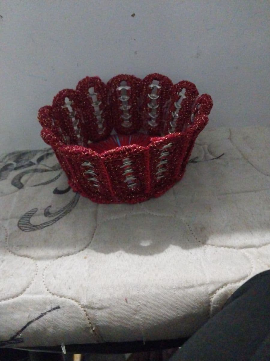 Cesta Artesanal Vermelha com Acabamento Ondulado